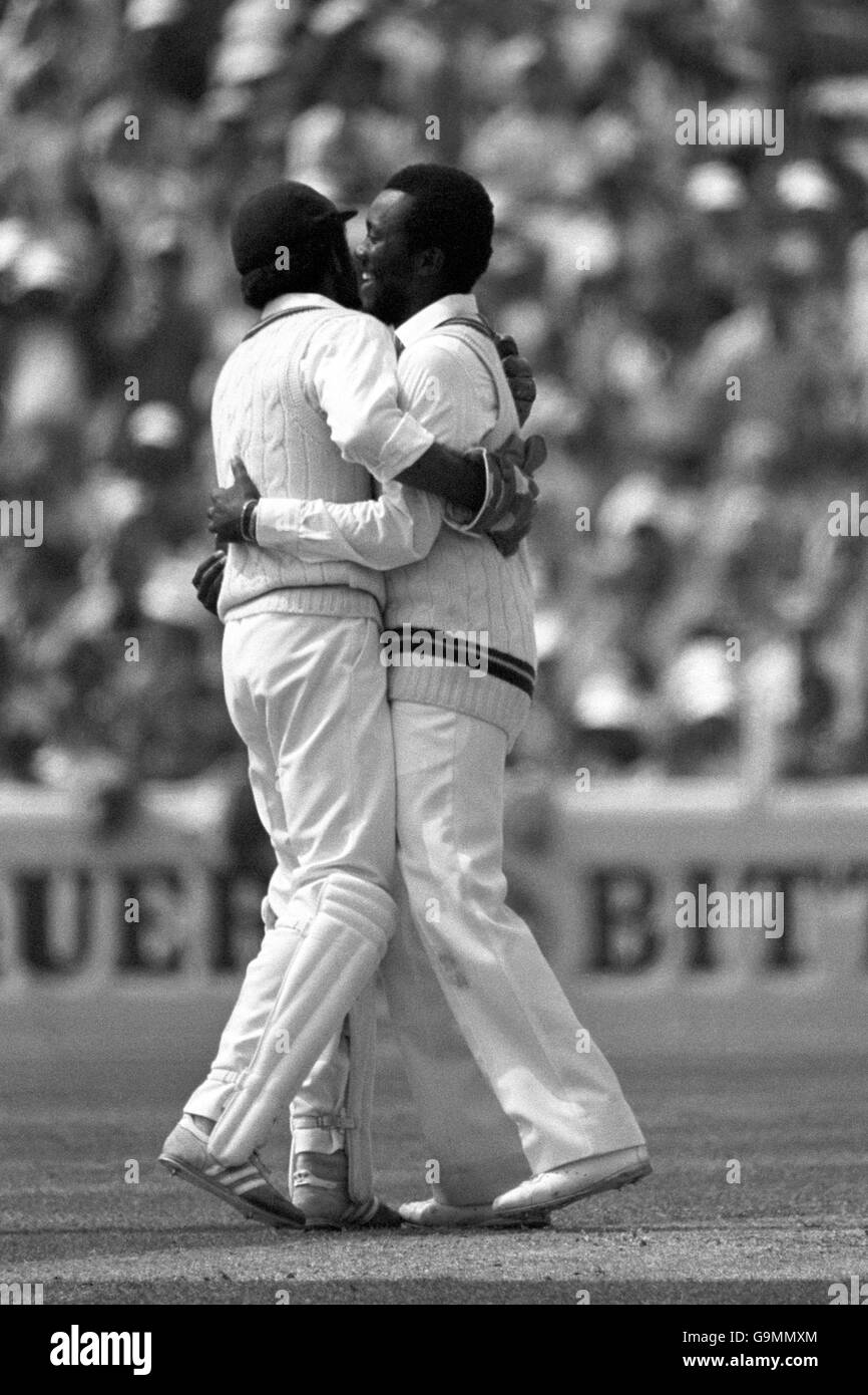 Cricket - Coppa del mondo Prudential 1983 - Semifinale - West Indies / Pakistan - The Oval. Malcolm Marshall delle Indie Occidentali (r) festeggia con il compagno di squadra Jeff Dujon (l) dopo aver preso il cazzo del Pakistan Wasim Raja (non in foto) Foto Stock