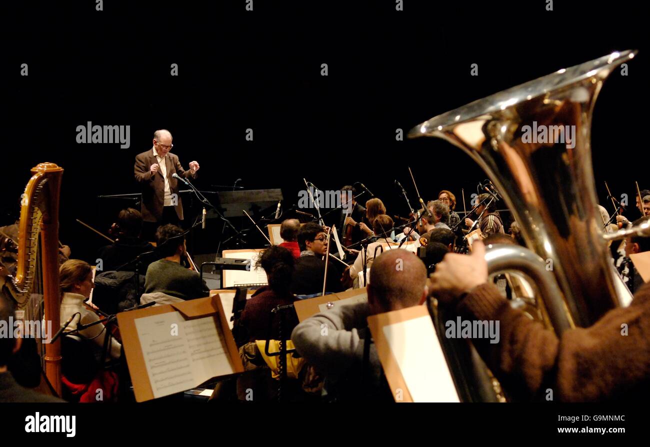 Il compositore Ennio Morricone in concerto all'Hammersmith Apollo a Londra ovest. Foto Stock