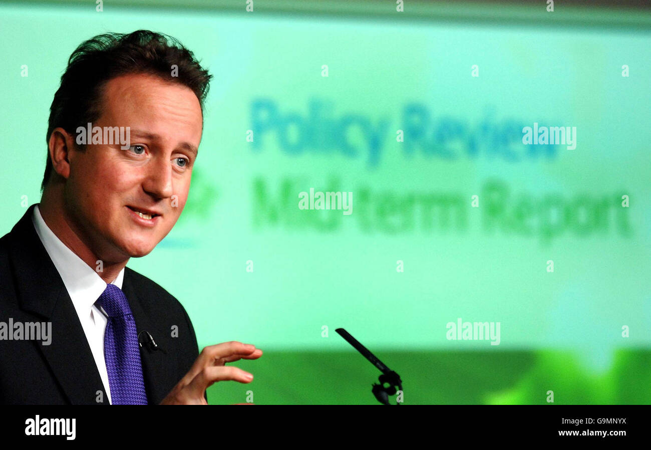 David Cameron presenta il rapporto di metà mandato del suo partito ai giornalisti presso la Tory Headquaters di Westminster, nel centro di Londra. Foto Stock