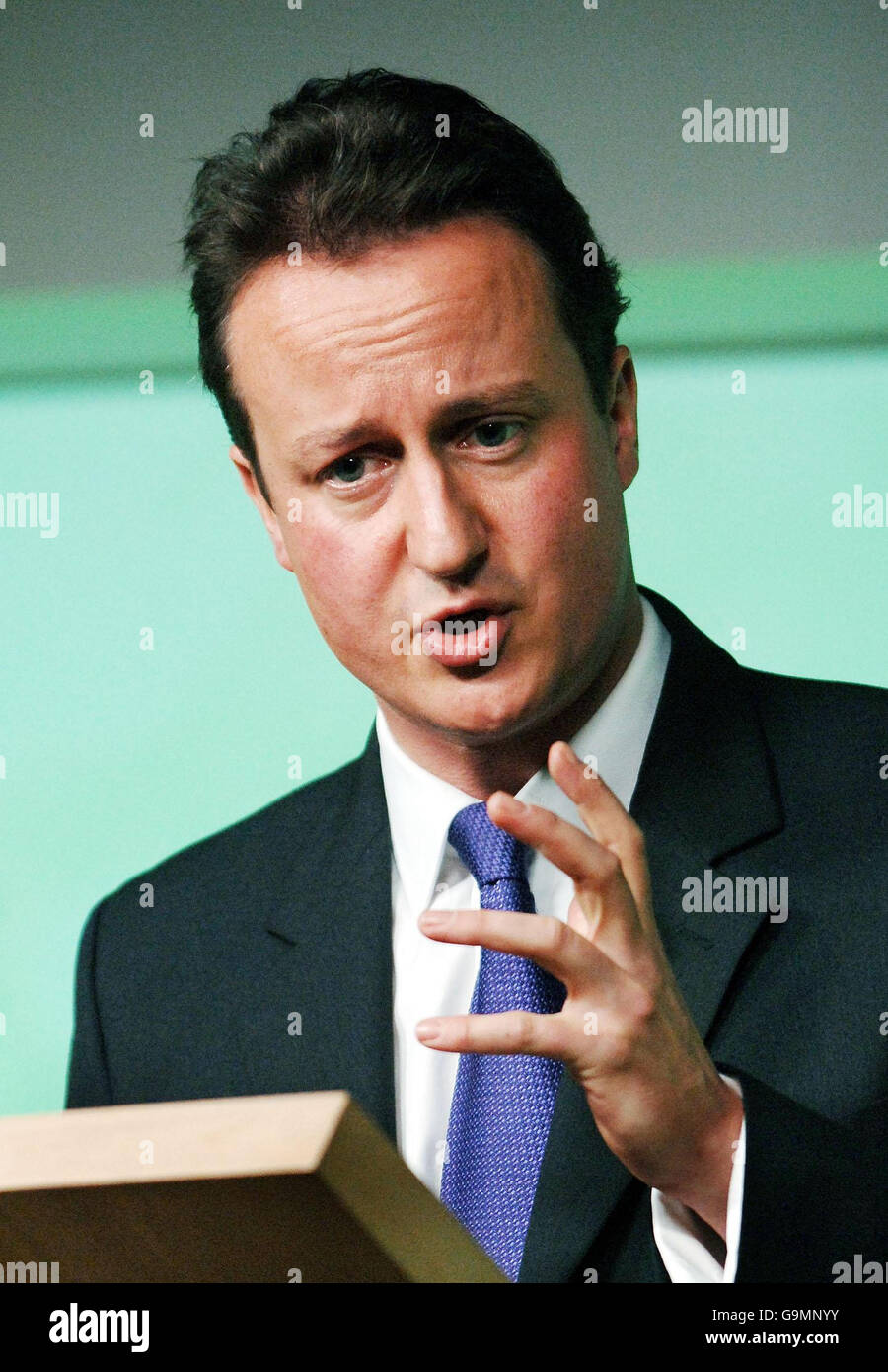 David Cameron presenta il rapporto di metà mandato del suo partito ai giornalisti presso la Tory Headquaters di Westminster, nel centro di Londra. Foto Stock