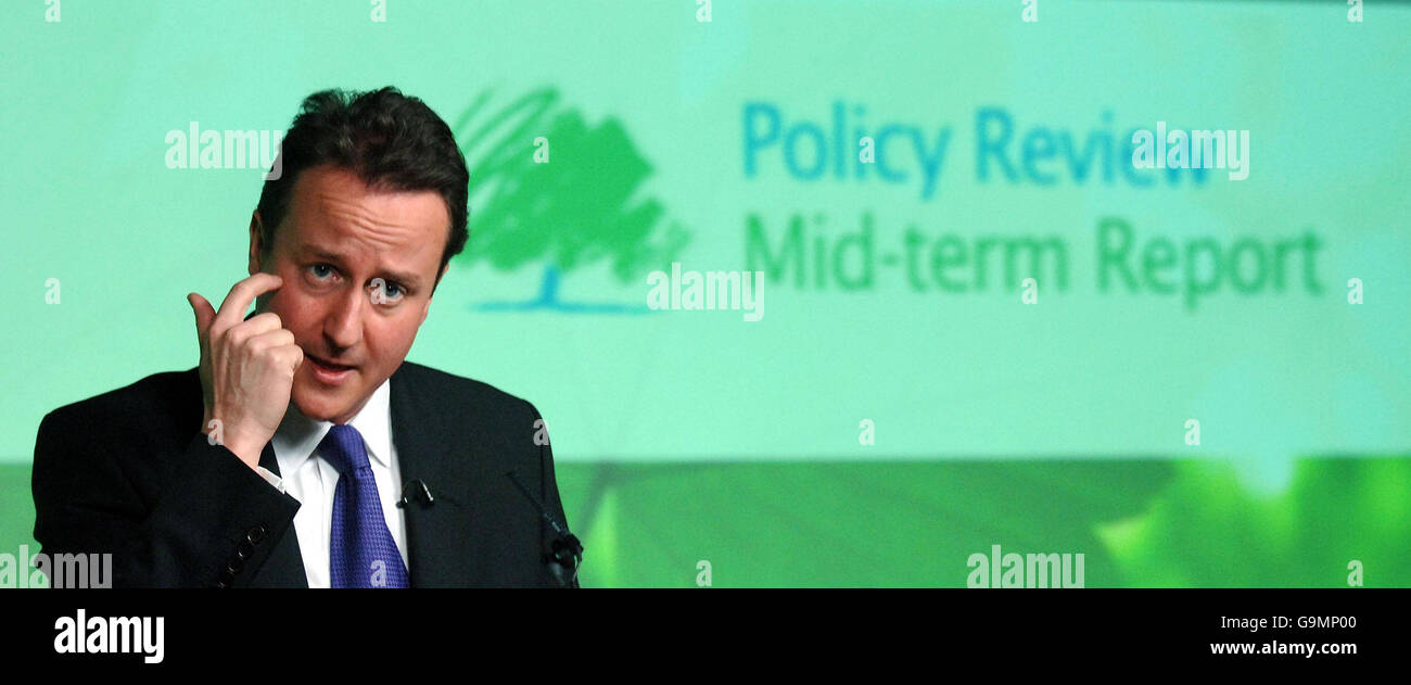David Cameron presenta il rapporto di metà mandato del suo partito ai giornalisti presso la Tory Headquaters di Westminster, nel centro di Londra. Foto Stock