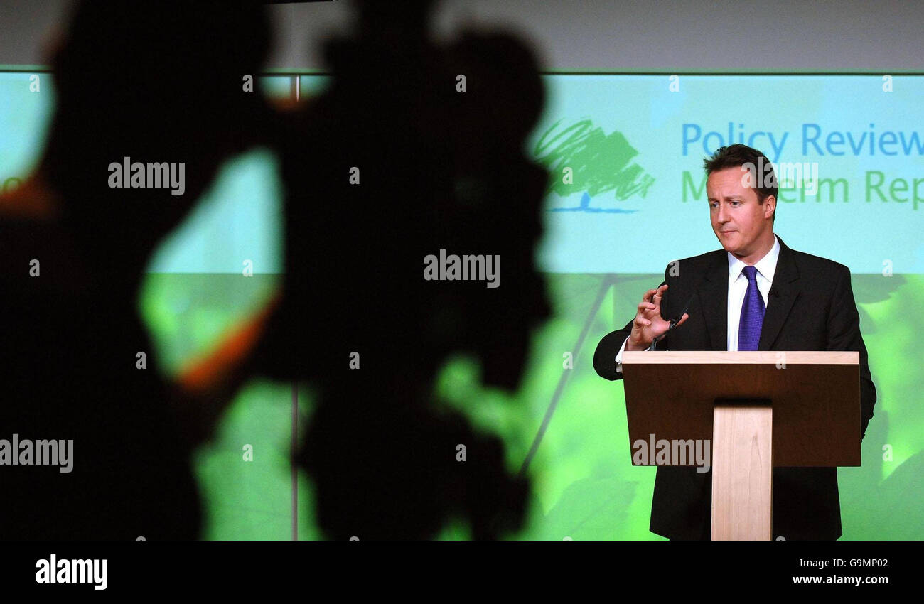 David Cameron presenta il rapporto di metà mandato del suo partito ai giornalisti presso la Tory Headquaters di Westminster, nel centro di Londra. Foto Stock