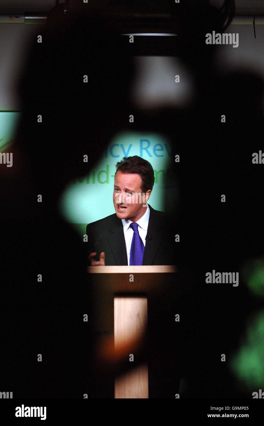 David Cameron presenta il rapporto di metà mandato del suo partito ai giornalisti presso la Tory Headquaters di Westminster, nel centro di Londra. Foto Stock