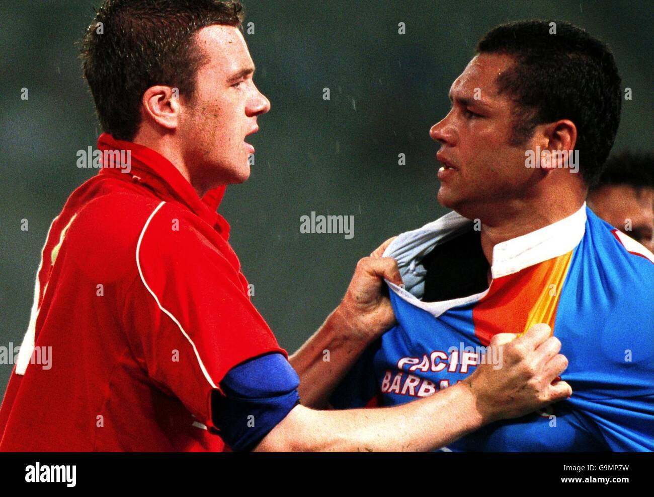 International Rugby Union - Wales Tour of Japan - Pacific Barbarian's / Wales. Mark Jones del Galles si piazza fino a Tabaiwalu Matson dei Barbari del Pacifico durante la perdita del 36-16 a loro Foto Stock