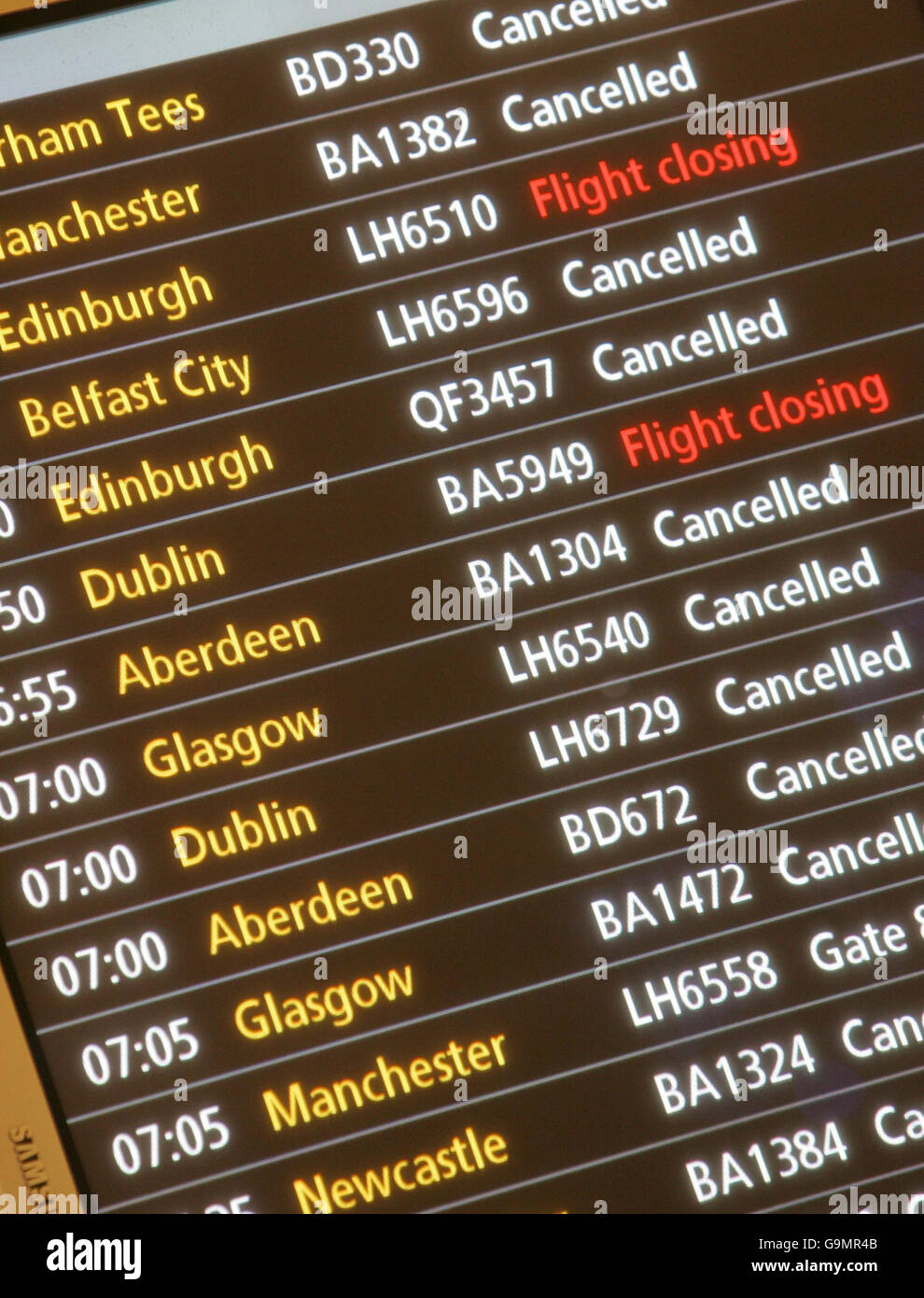 Vista del volo al Terminal uno dell'aeroporto di Heathrow, Londra, a seguito della cancellazione di 180 voli da parte della British Airways, da Heathrow, a causa della fitta nebbia. Foto Stock