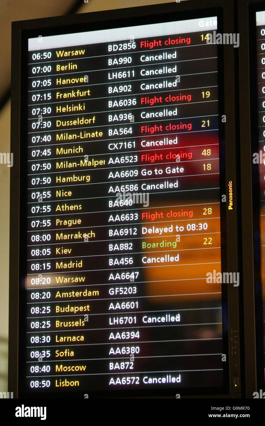 Vista del volo al Terminal uno dell'aeroporto di Heathrow, Londra, a seguito della cancellazione di 180 voli da parte della British Airways, da Heathrow, a causa della fitta nebbia. Foto Stock