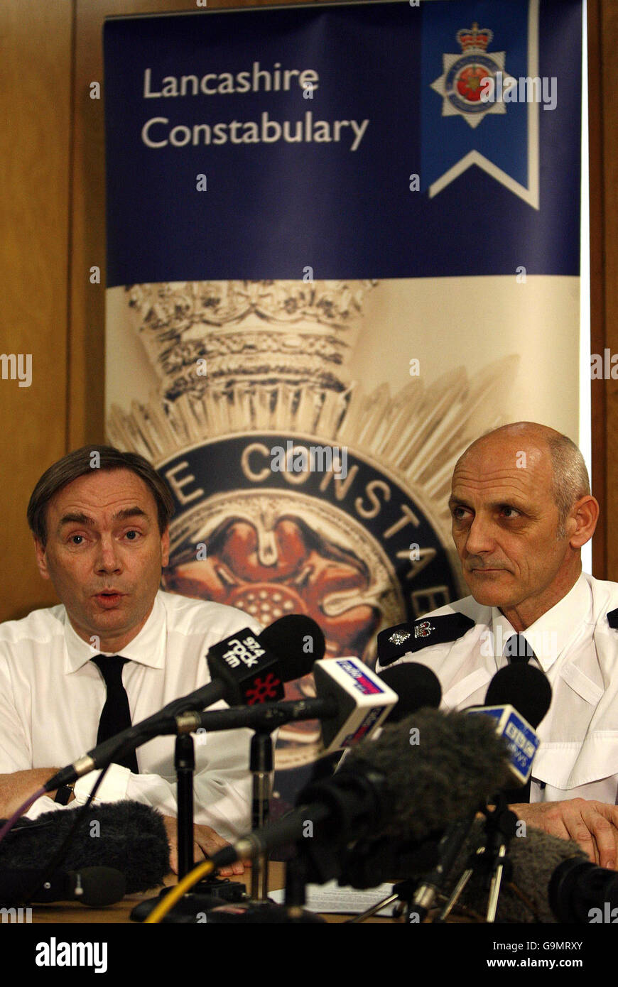 Il sovrintendente Rusts Weaver, a destra, e il Chief Executive di Centrica Sam Laidlaw in una conferenza stampa, dopo il recupero di sei corpi ieri dal Mare d'Irlanda dopo un incidente di elicottero al largo di Morecambe Bay. Foto Stock