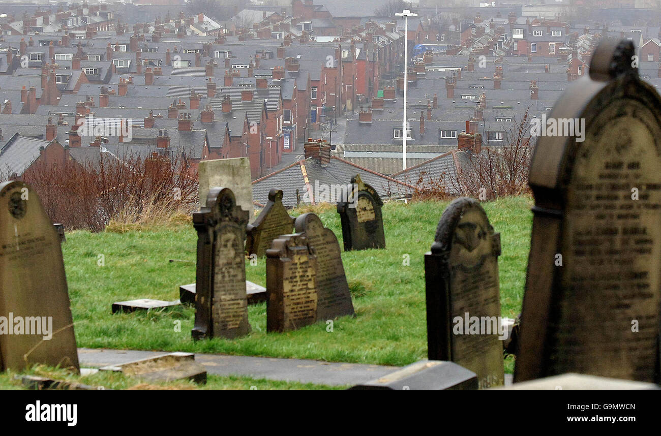 Guardando giù su strade terrazzate intorno a Elland Road, Leeds, da un cimitero vicino a Beeston. Foto Stock