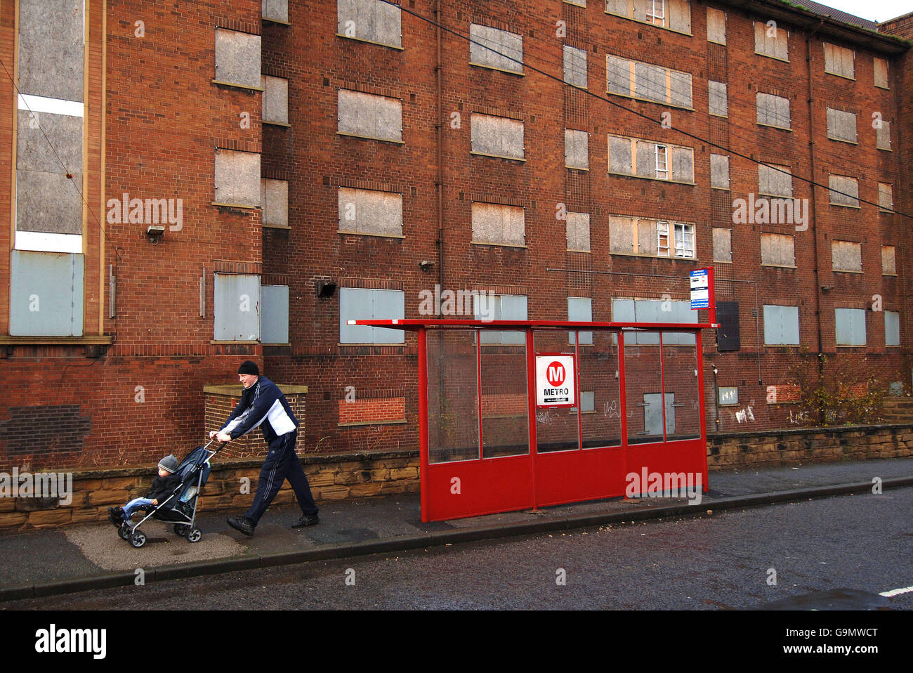 Foto di decadimento urbano. Appartamenti a bordo nella zona Armley di Leeds. Foto Stock