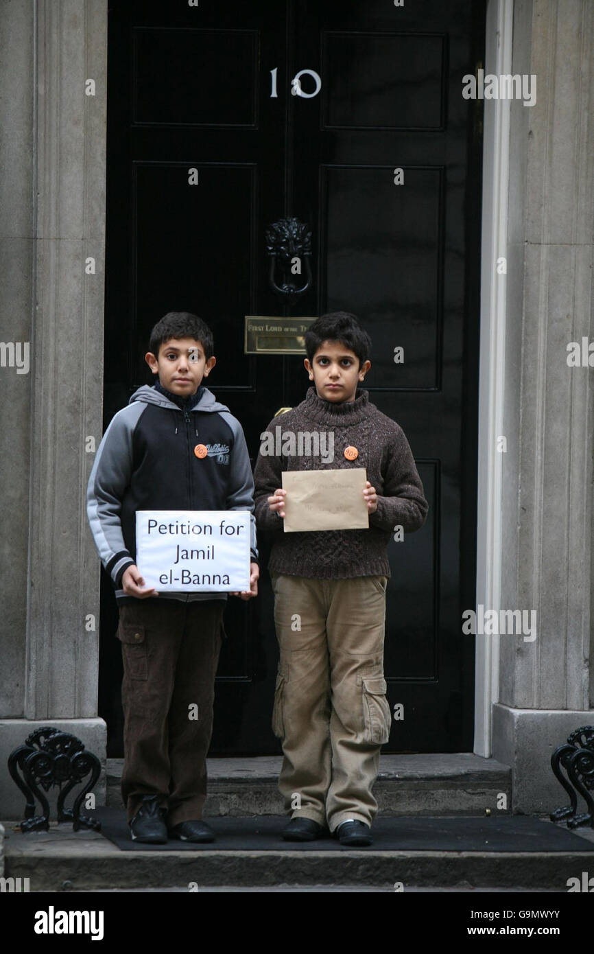 ANAS el-Banna (sinistra), 10 anni, e suo fratello Mohamed, nove anni, consegnano una lettera a Tony Blair a Downing Street, invocando il primo ministro per aiutare il padre che si trova a Guantanamo Bay. Foto Stock