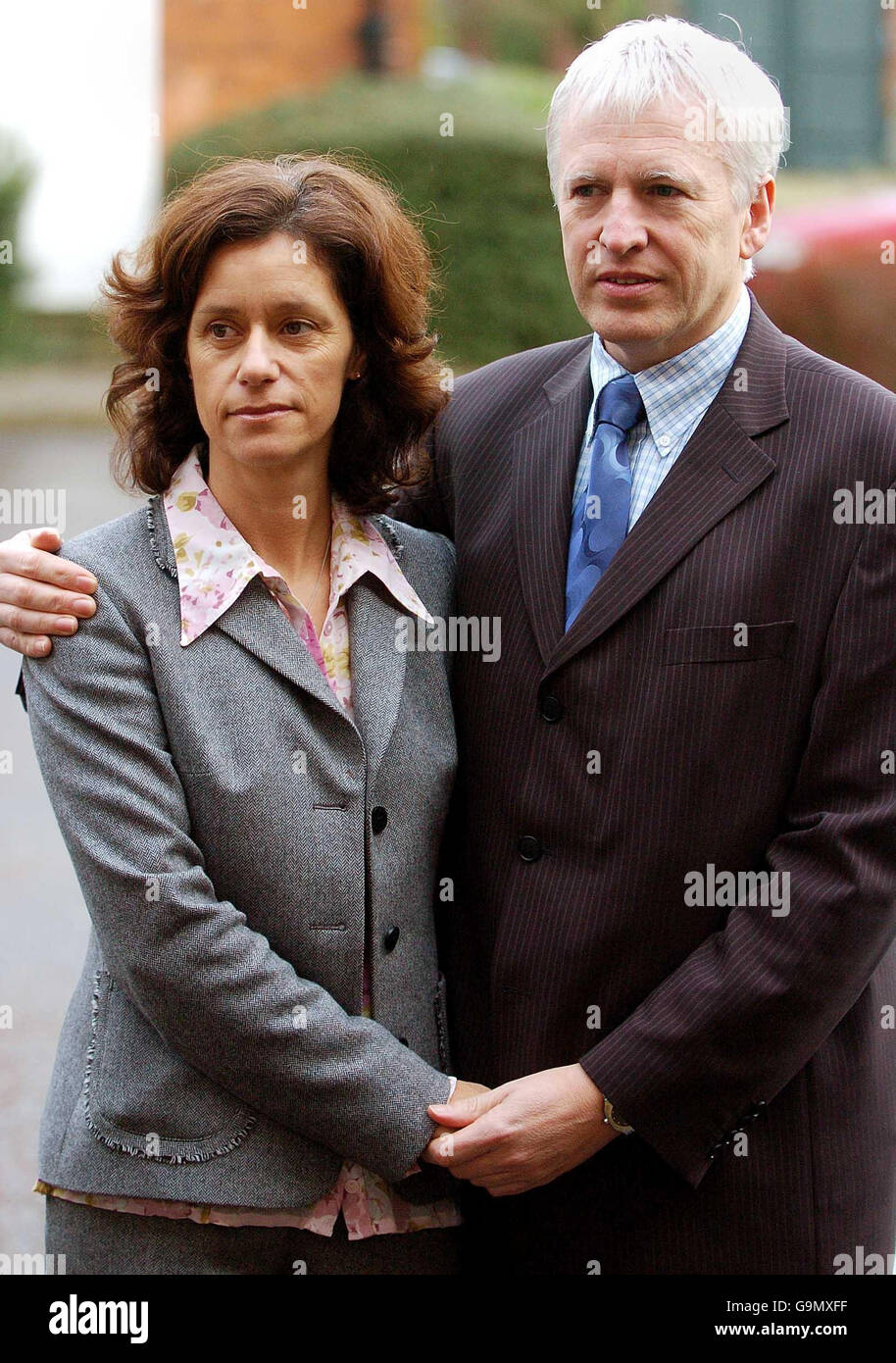 Graham e Mary Storrie arrivano al Lawn Hotel di Lincoln per assistere a una seria recensione della polizia di caso sull'assassinio della loro figlia Rosie May Storrie. Foto Stock