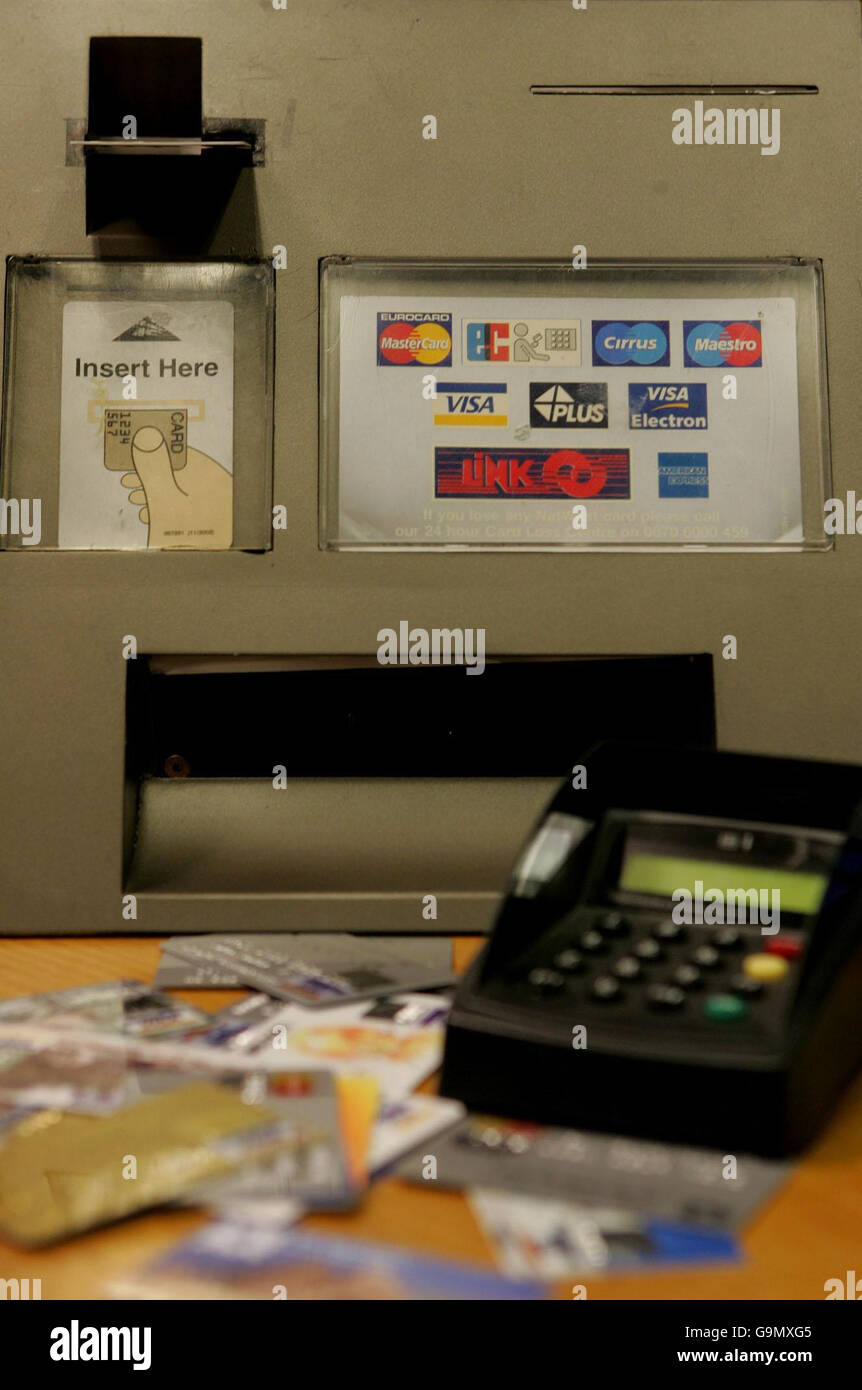 Immagine generica delle carte di credito e dei bancomat finti raffigurata nel DCPDU (unità dedicata al controllo e alla criminalità in plastica), Londra. Foto Stock