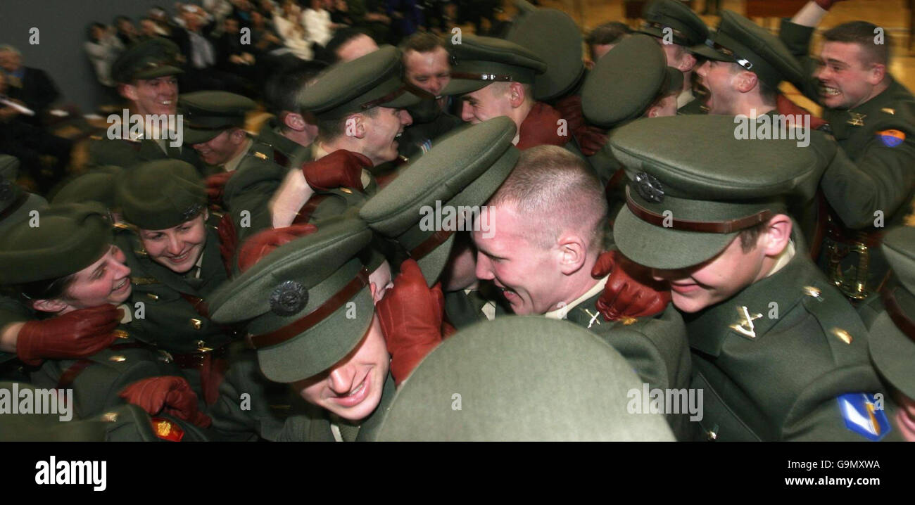 I nuovi Cadetti festeggiano dopo la laurea al campo militare Curragh di Co. Kildare dopo la cerimonia di commissioning della 82esima classe Cadet. Foto Stock