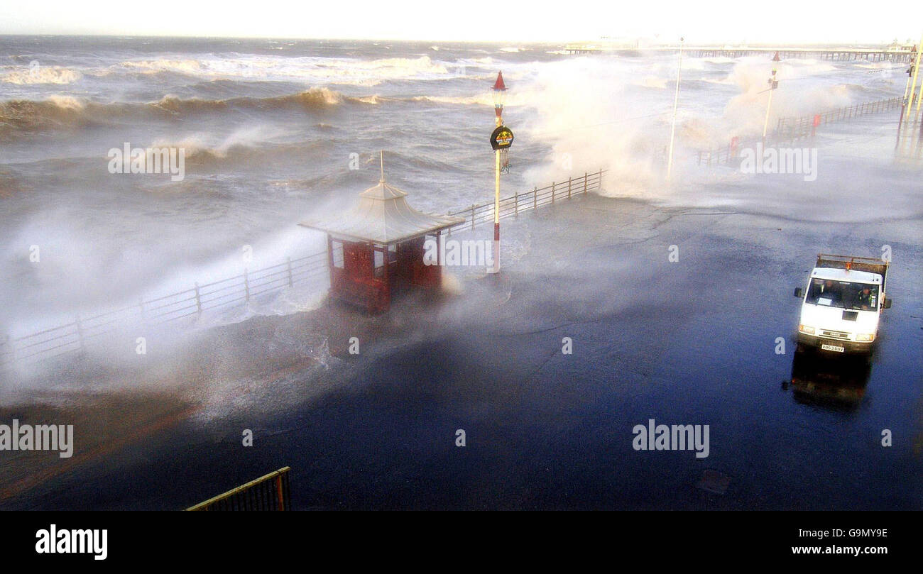 Gales batte la costa occidentale a Blackpool mentre feroci tempeste continuano a colpire la Gran Bretagna. Foto Stock