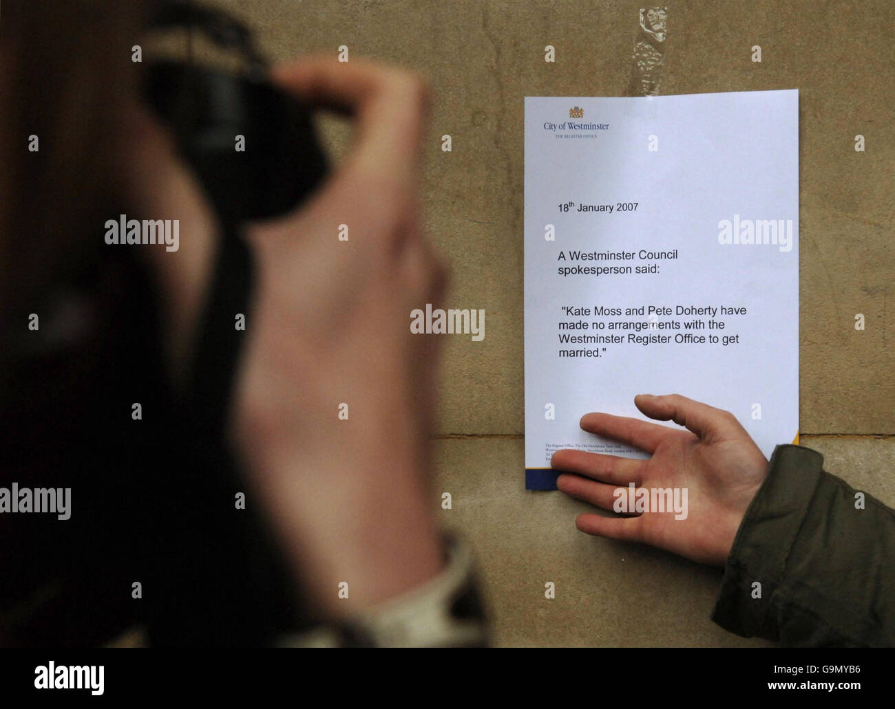 Una lettera è esposta al di fuori del Westminster Register Office, nel centro di Londra, dopo le voci che Kate Moss e Pete Doherty dovevano sposarsi al locale. Foto Stock