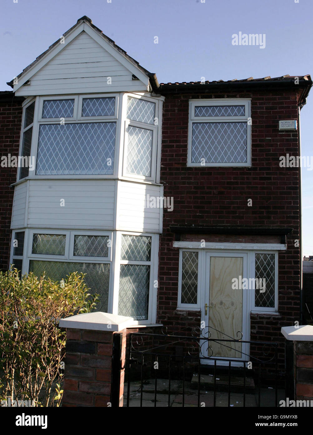 Vista generale della casa a Cheetham Hill, Manchester, dove due uomini sono stati arrestati a seguito di una serie di incursioni antiterrorismo sulle proprietà di Manchester. Foto Stock