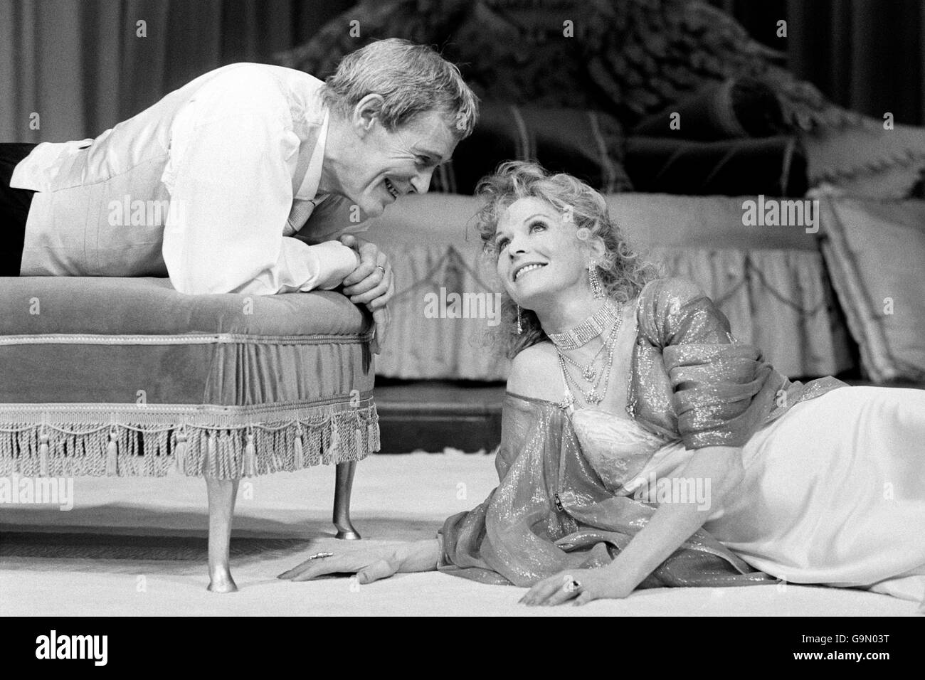 Attore Peter o'Toole che prova la Apple Cart di George Bernard Shaw, con la sua leader Susannah York, al Theatre Royal. Foto Stock