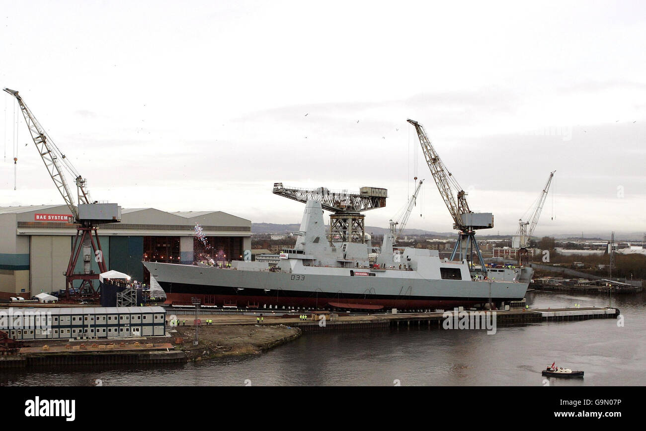 L'ultima nave da guerra all'avanguardia, HMS Dauntless, la seconda della nuova classe di cacciatorpediniere anti-aria Type 45 della Royal Navy, viene lanciata dal cantiere BAE Systems di Govan, sulla Clyde a Glasgow. Foto Stock