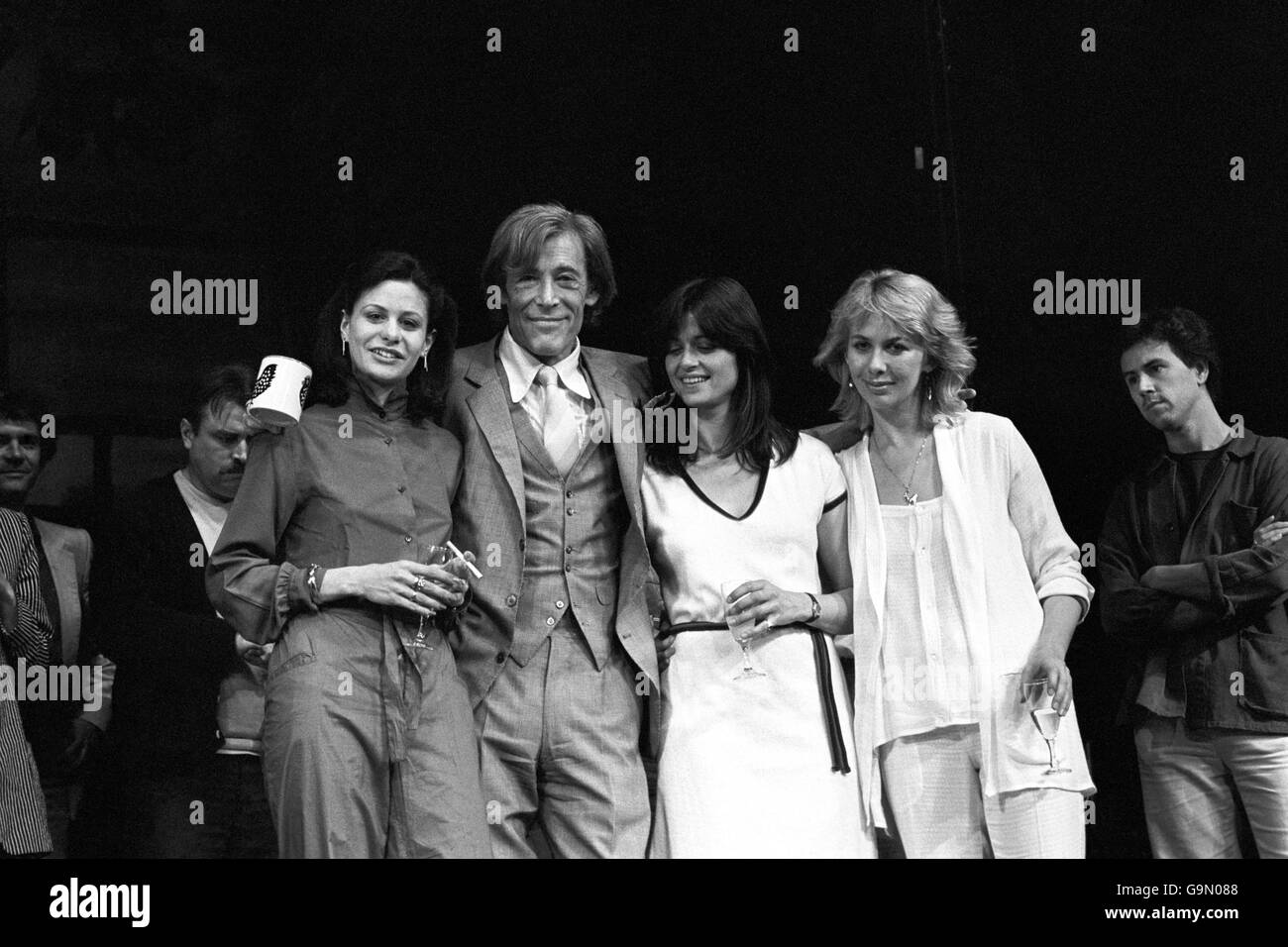 Peter o'Toole con le tre streghe, Jackie Smith-Wood (a sinistra), Jane Cassons e Trudie Styler (a destra) prima che la nuova produzione di Macbeth iniziò alla vecchia Vic. Foto Stock