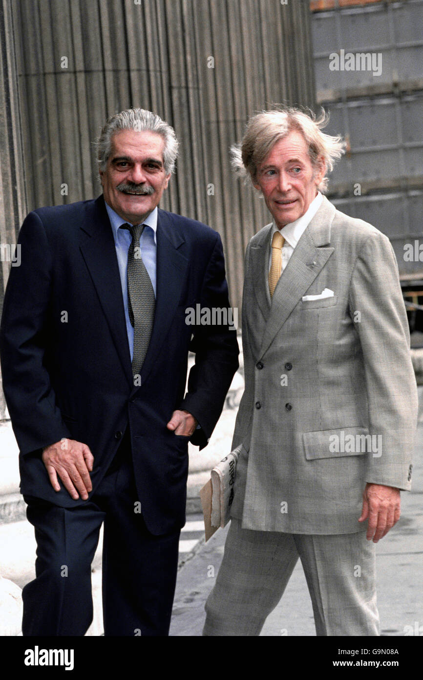 Stelle del film Lawrence of Arabia di Sir David Lean, Omar Sharif (L) e Peter o'Toole che arrivano per un servizio commemorativo per Sir David Lean alla Cattedrale di St Paul. Foto Stock