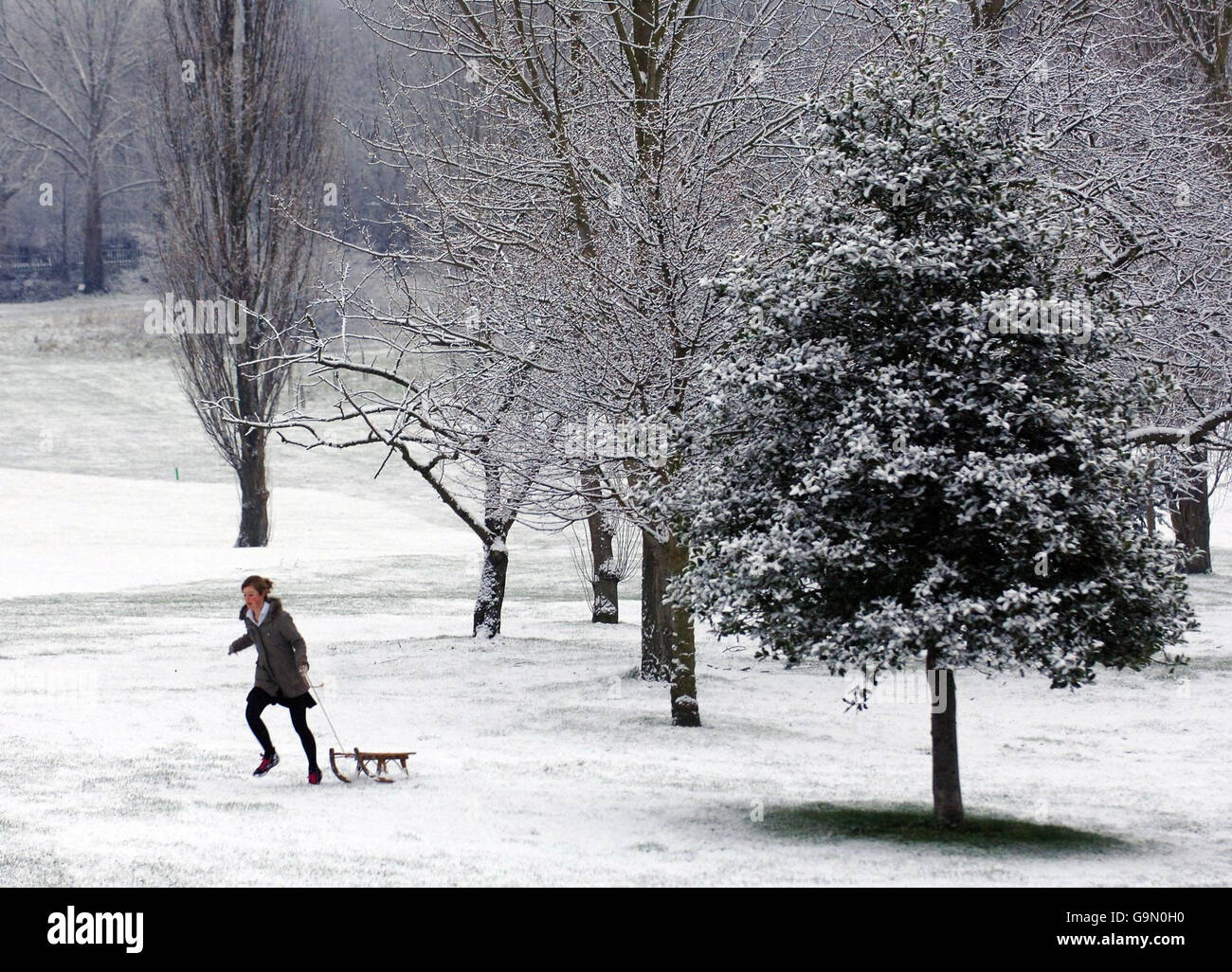 Una ragazza sulla strada per andare a scuola ama la neve a Wanstead, a nord-est di Londra questa mattina. Foto Stock