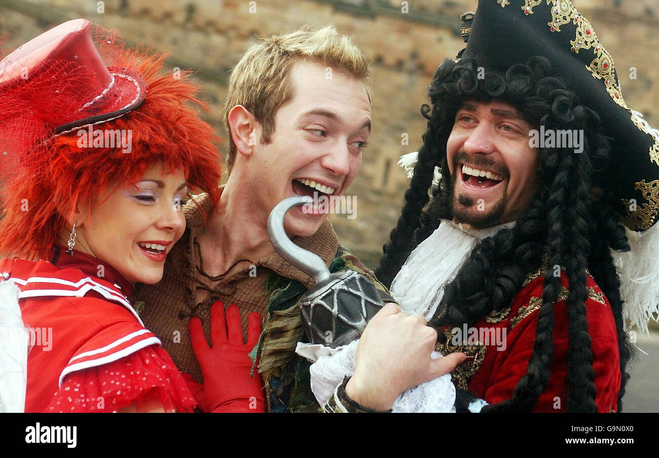 I membri del cast di Peter Pan on Ice, (da sinistra) Natalie Cunningham (Tinkerbell), Julien Bouchard (Peter Pan) e Trevor Buttenham (Captain Hook), visitano il castello di Edimburgo per promuovere il loro tour mondiale in arrivo in città. Foto Stock