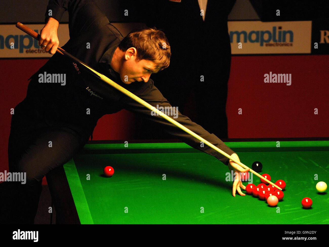 Ricky Walden in azione durante la sua partita contro Ronnie o'Sullivan durante il campionato britannico di snooker di Maplin allo York Barbican Center, York. Foto Stock