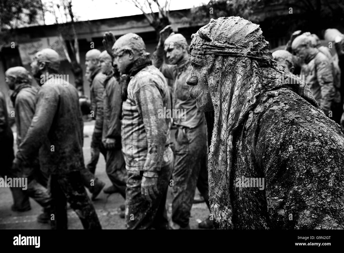 Persone che sono ricoperte di fango nella cerimonia di Ashura in Bijar, Iran. ( Giorno del Ricordo Karbala ) Foto Stock