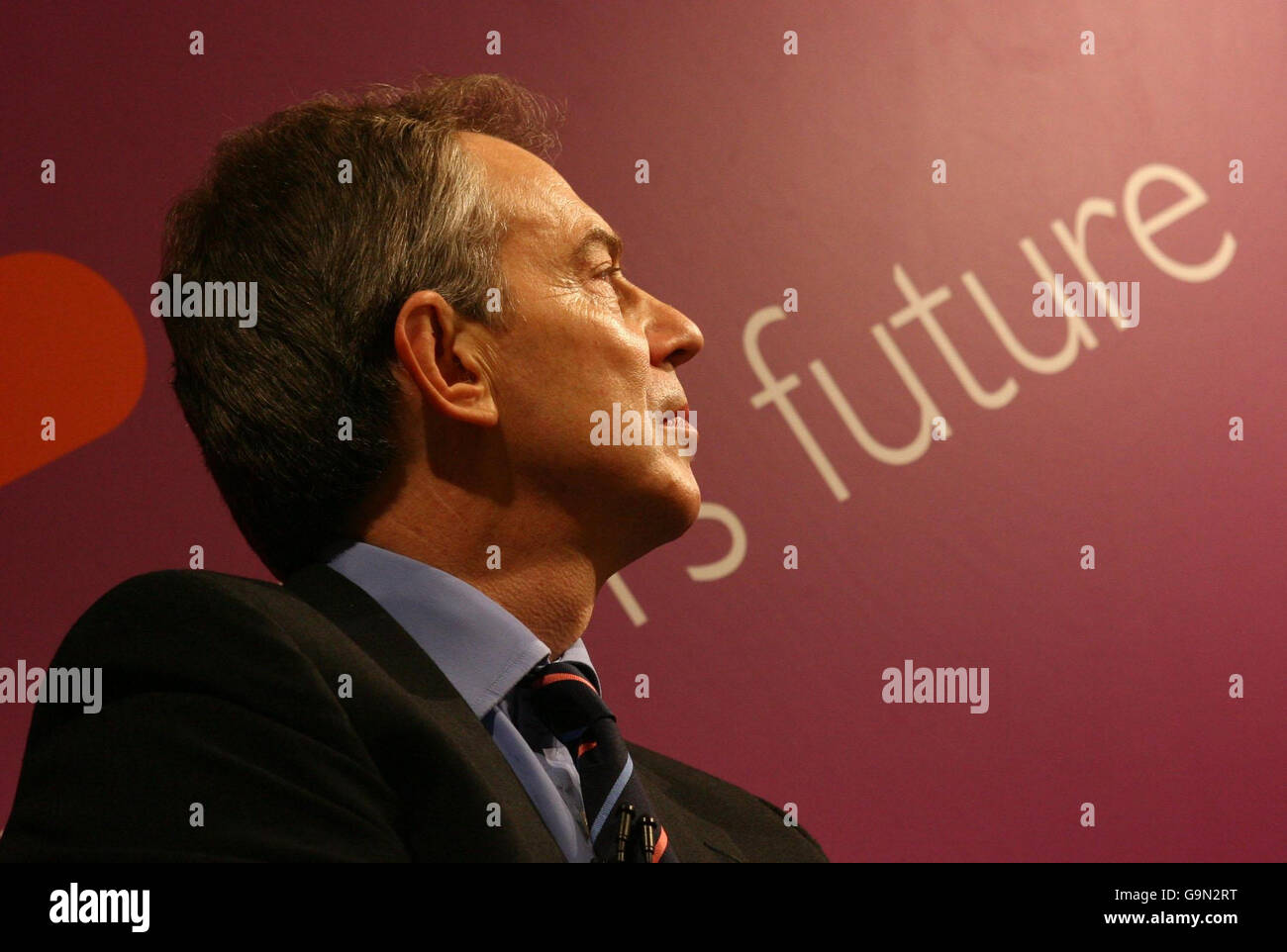 Il primo ministro britannico Tony Blair durante il suo discorso sul multiculturalismo, a Downing Street, Londra. Foto Stock