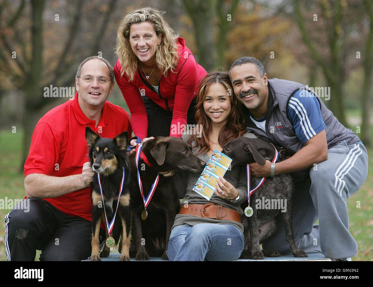 Myleene Klass (seconda a destra) si unisce agli eroi sportivi Steve Redgrave (a sinistra) Sally Gunnel e Daley Thompson per premiare le medaglie dei loro cani dopo averle messe al passo durante il lancio della nuova National Lottery 'Lucky Dog' Scratchcard, nel centro di Londra. Foto Stock