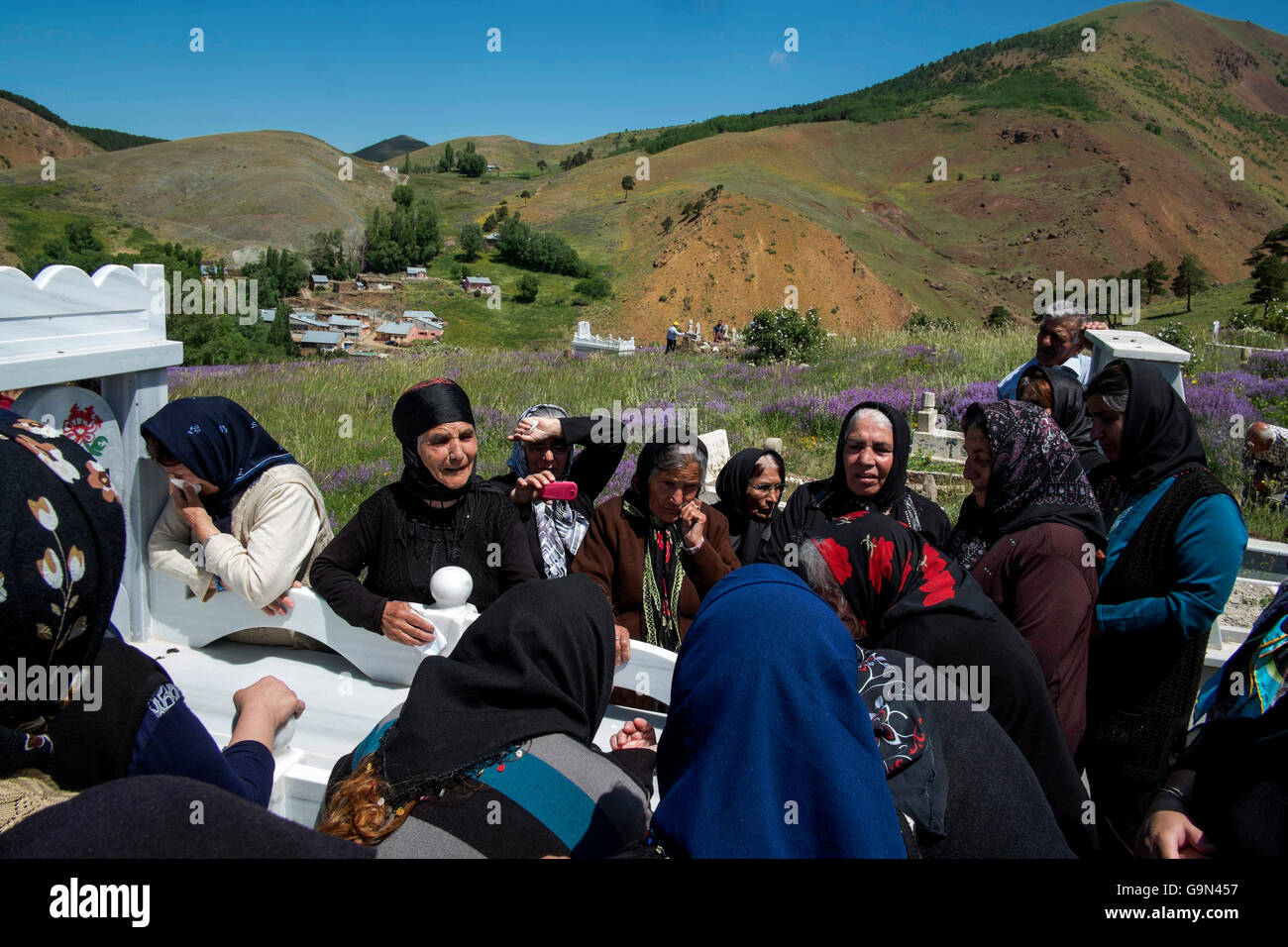 Alevi (Alawi) donne che piange nel cimitero. Foto Stock