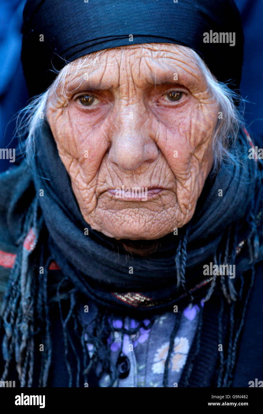 Un ritratto Alawi (Alevi) donna appartenente Kocgiri tribù. Foto Stock