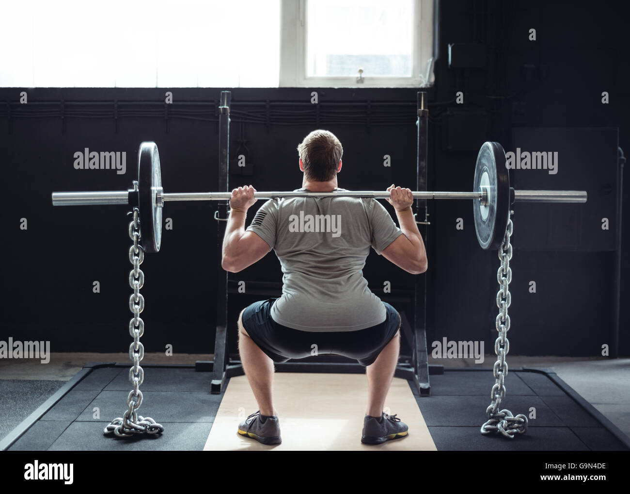 Salute e fitness in palestra. Crossfit, sollevamento pesi, attrezzatura. Foto Stock