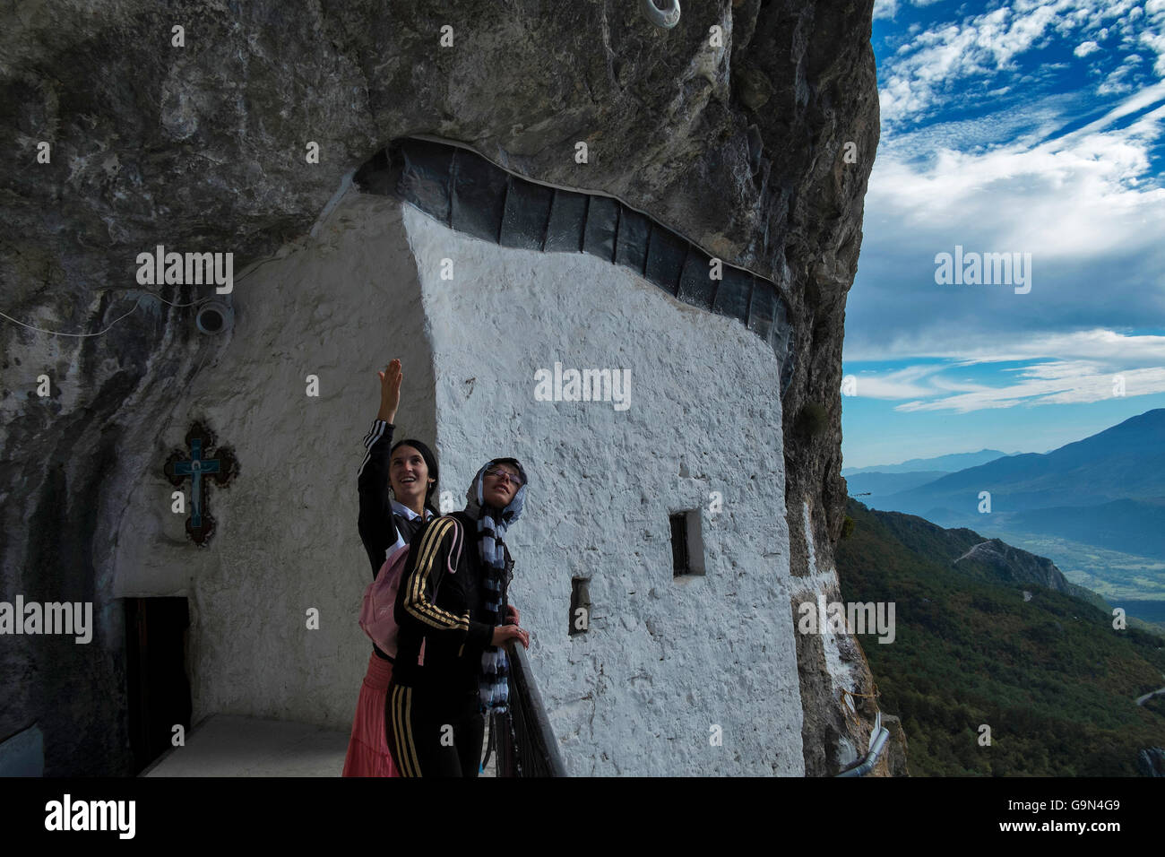 Pregando le donne nel monastero di Ostrog. Monastero di Ostrog è il più famoso luogo di pellegrinaggio in Montenegro. Foto Stock