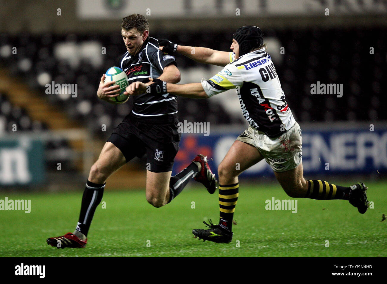 Il Nikki Walker di Ospreys si allontana dal Leonardo Ghiraldini di Calvisano (a destra) durante la partita della Heineken Cup allo stadio Liberty di Swansea. Foto Stock