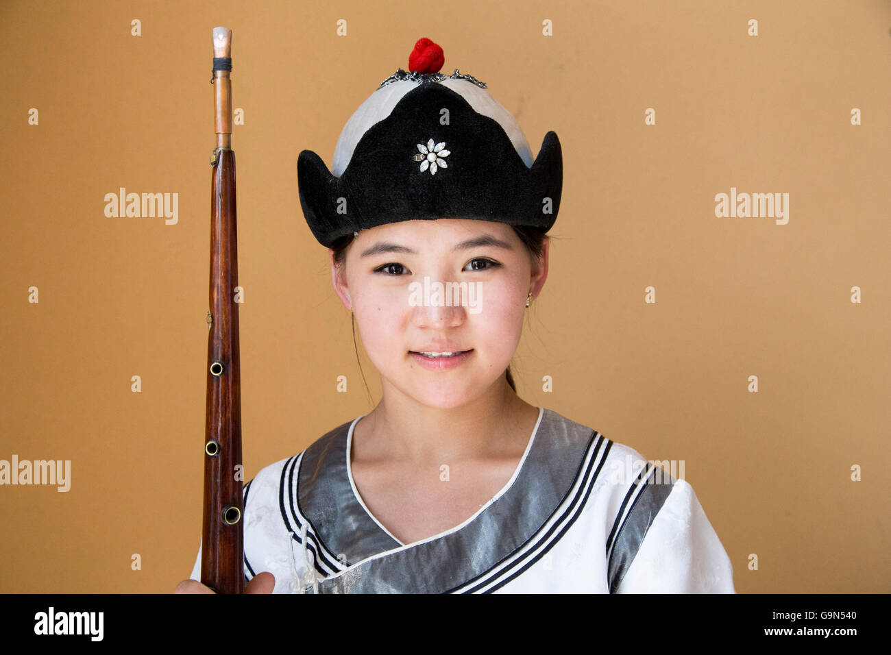 Un ritratto di donna mongola. Indossava vestiti tradizionali per Naadam Fest. Foto Stock