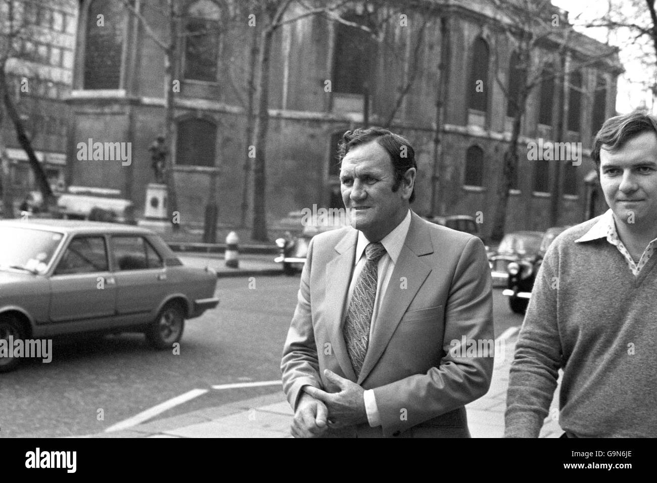 L'ex manager inglese Don Revie (l) arriva all'High Court di Londra, dove appariva per sfidare il divieto della fa di gestire in Inghilterra Foto Stock