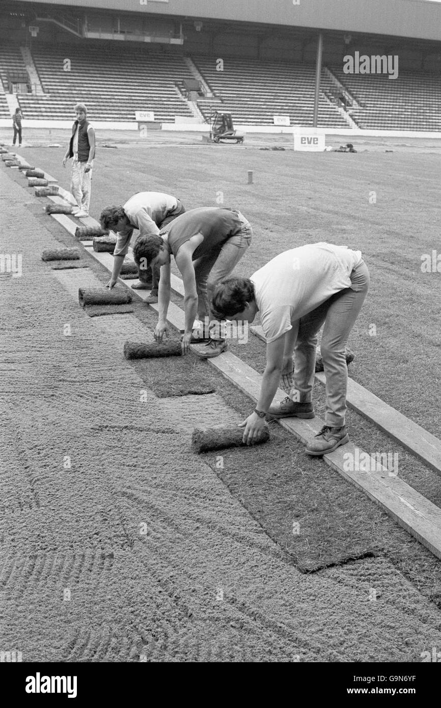 I lavoratori iniziano a posare il nuovo campo di erba a Loftus Road dopo che il passo artificiale è stato strappato in su Foto Stock