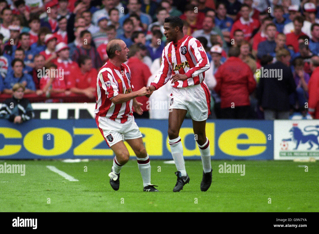 Calcio - Premier League - Sheffield United / Manchester United - Bramall Lane. Brian Deane (r) di Sheffield United festeggia con il compagno di squadra Alan Cork (l). Foto Stock