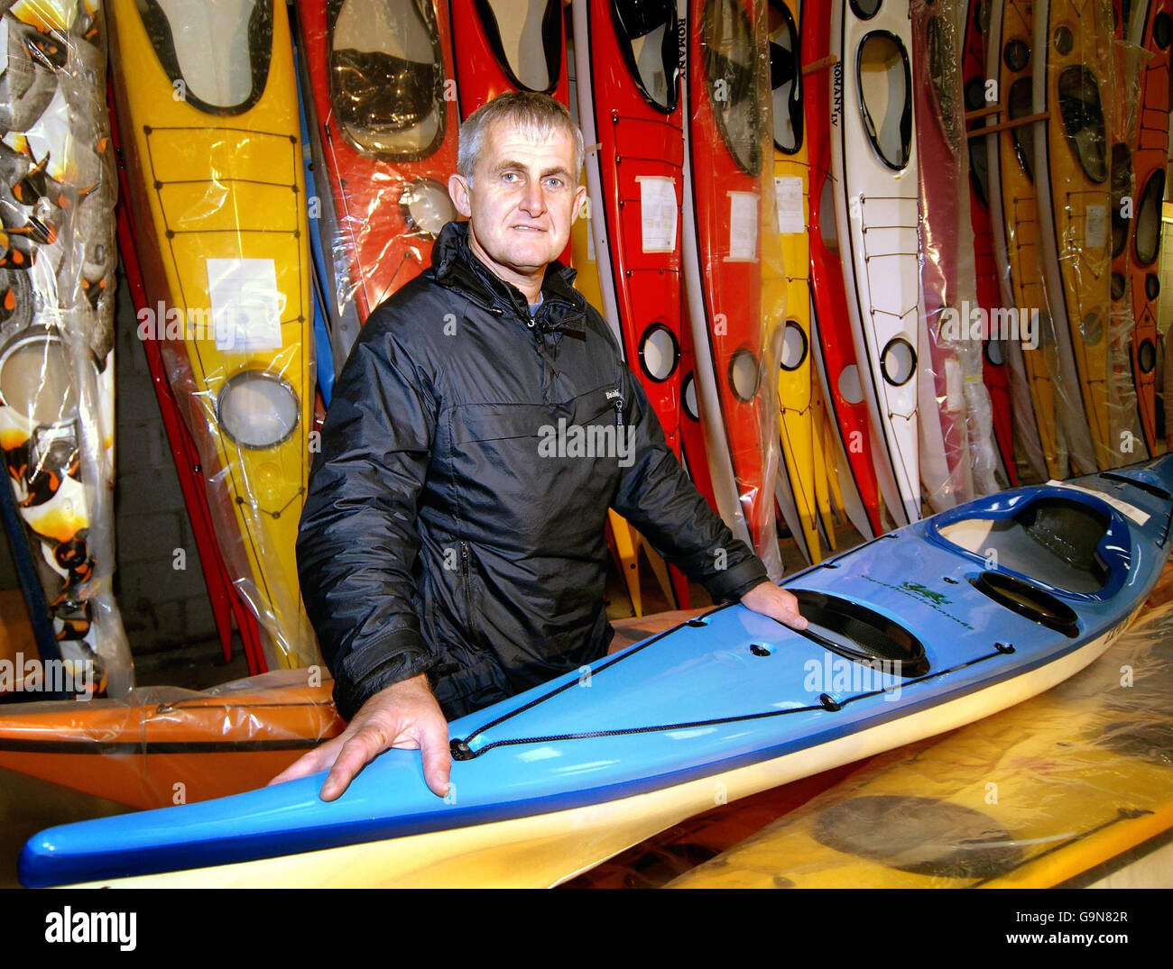 Sea Kayaking il direttore britannico Nigel Dennis si trova con i suoi kayak nella sua fabbrica Anglesey, nel Galles del nord il 15 dicembre. Foto Stock