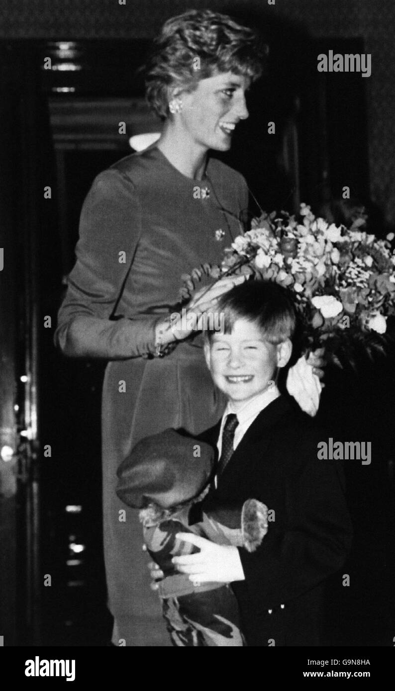 La principessa del Galles dà al principe Harry un pat sulla testa dopo il loro arrivo alla Royal Albert Hall per il festival Mountbatten del concerto di beneficenza della musica. Foto Stock