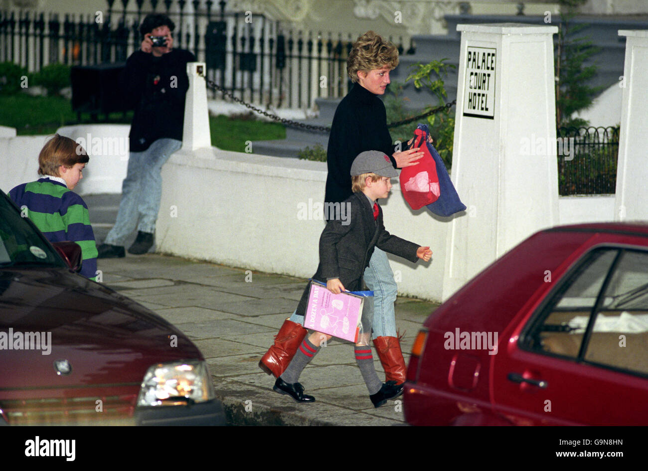 La Principessa del Galles porta il figlio più giovane, il Principe Harry alla Wetherby School di Notting Hill Gate a Londra. Foto Stock