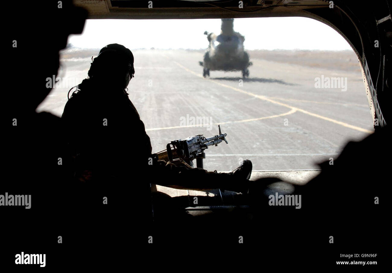 Un loadmaster guarda fuori da un elicottero RAF Chinook mentre decollerà alla base aerea di Kandahar in Afghanistan. Foto Stock