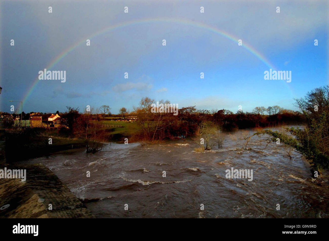 Un arcobaleno si ararca sul fiume Swale, dopo che esplode le sue rive vicino a Catterick. Foto Stock