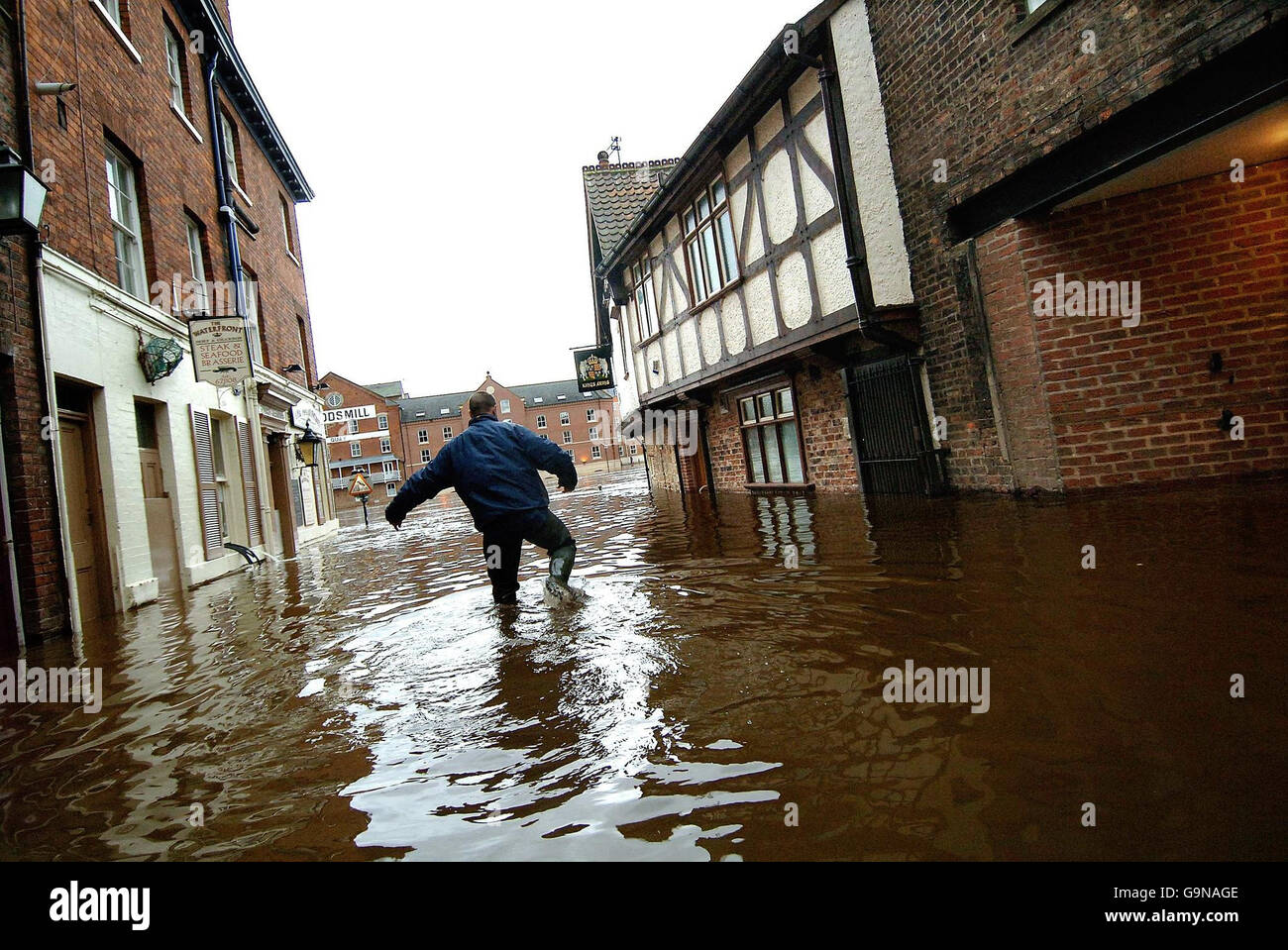 Tempeste e inondazioni provocano il caos nel Regno Unito Foto Stock