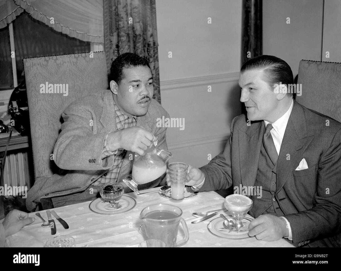 Pugilato - pesi massimi - Tommy Farr e Joe Louis - Londra. Da sinistra a destra, pugili di peso pesante Jose Louis e Tommy Farr colazione a Londra. Foto Stock