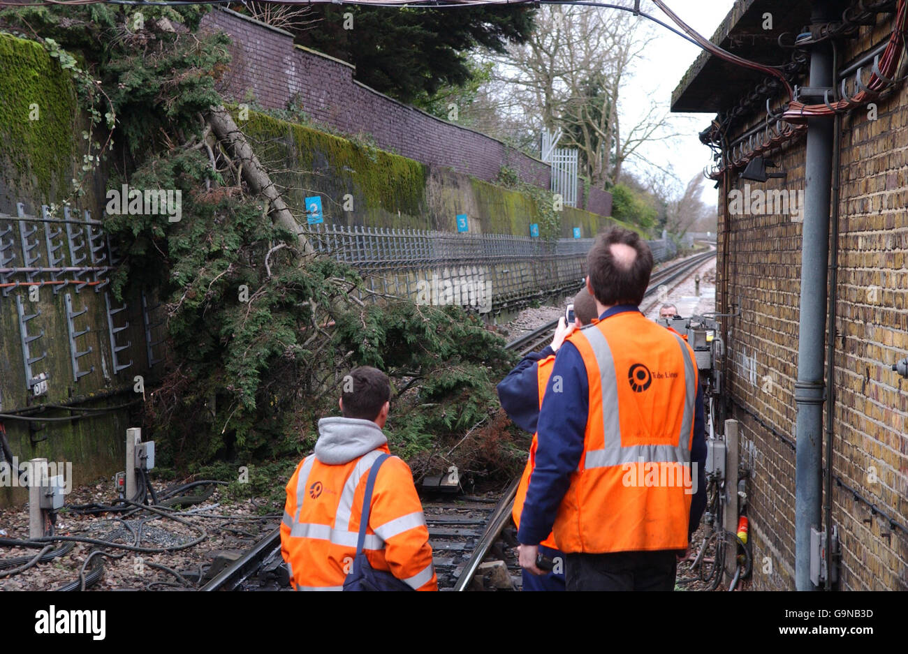 I membri dell'Emergency Response Unit della Metropolitana di Londra si preparano a rimuovere un albero sradicato che ha bloccato la pista alla Stazione della Metropolitana di Colindale, nel nord di Londra. Foto Stock