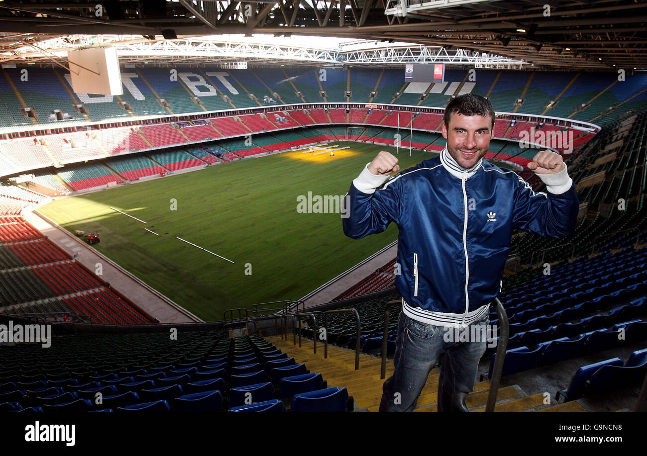 Joe Calzaghe si pone per i fotografi prima di una sessione di allenamento al Millennium Stadium di Cardiff. Foto Stock