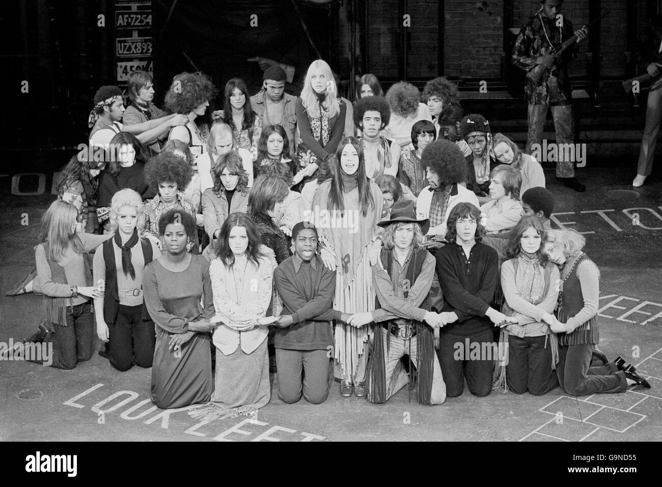 Membri del cast di "Hair" al Shaftesbury Theatre di Londra. Foto Stock