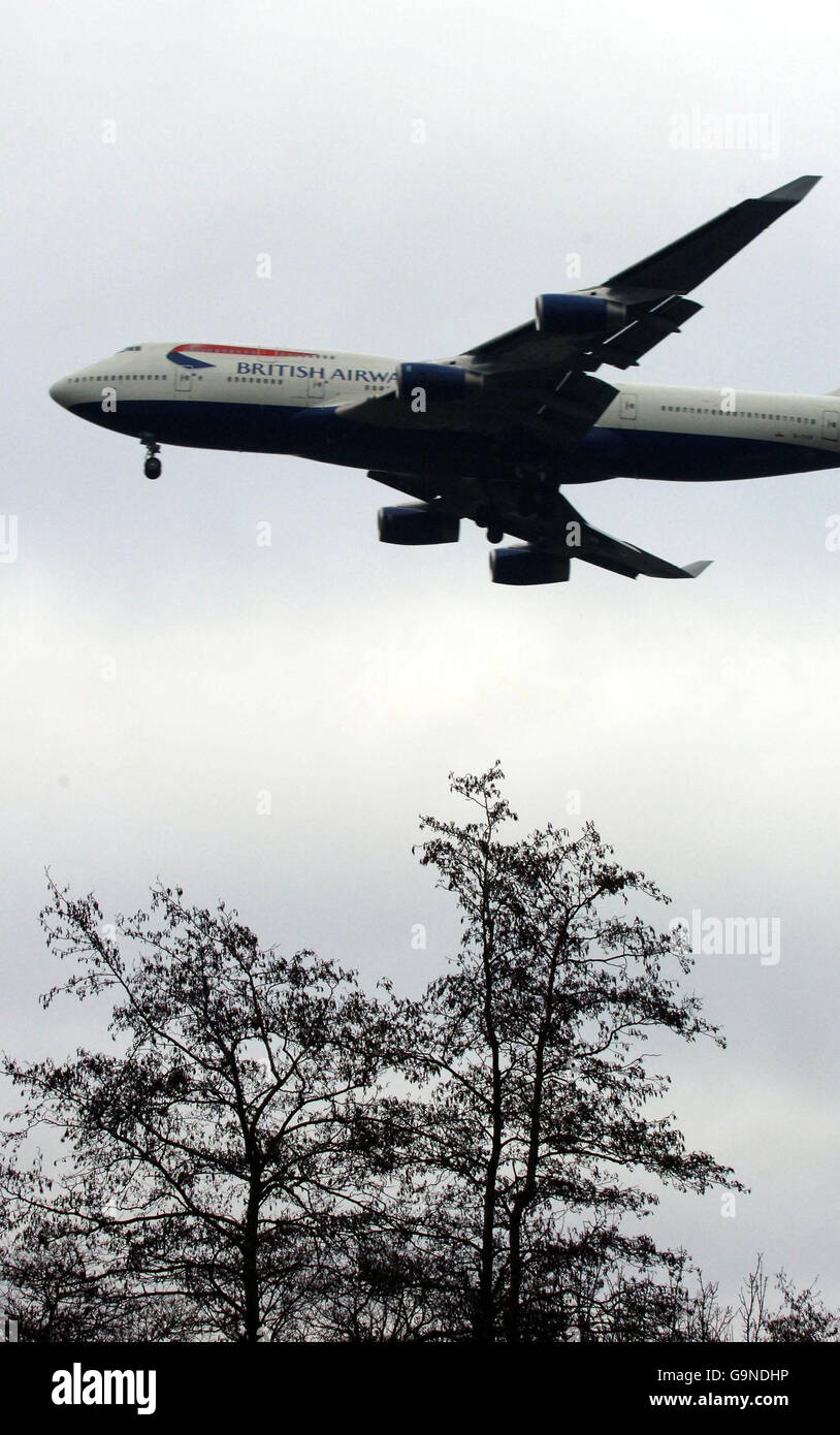 Raddoppio del servizio passeggeri aerei. Un aereo raffigurato nei pressi dell'aeroporto di Heathrow il giorno in cui il servizio passeggeri è stato controverso raddoppiato. Foto Stock